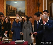 영국 왕실 소장품 관람하는 윤석열 대통령과 김건희 여사