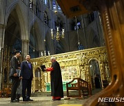 웨스트민스터 사원 둘러보는 윤 대통령