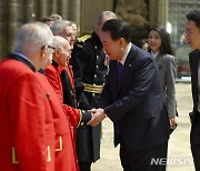 윤 "한국전 참전용사·가족·후손들 각별히 예우할 것"(종합)