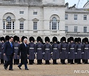 영국 왕실 근위대 사열하는 윤 대통령과 찰스 3세 국왕