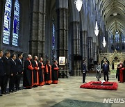 윤 대통령 부부, 웨스트민스터 사원 무명 용사의 묘 헌화