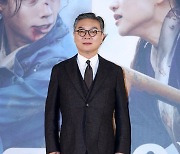 포즈 취하는 김의성