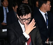 안경 만지는 한동훈 법무부 장관