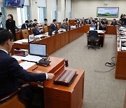 기후특위, '원전 예산' 공방…여 "혁신 골든타임 뺏어" 야 "재생에너지 투자"