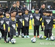 축구교실 바라보는 이주호 부총리