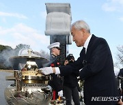 고 김영삼 대통령 묘소 찾은 이재오 민주화운동기념사업회 이사장