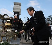 헌화하는 김무성 민주화추진협의회 공동회장