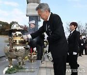 고 김영상 대통령 묘소 찾은 손학규 상임고문