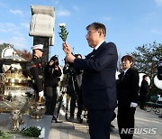 헌화하는 김덕룡 추모위원장