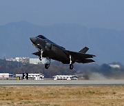 이륙하는 F-35A 전투기