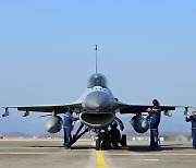 최종기회점검 실시하는 F-16 전투기