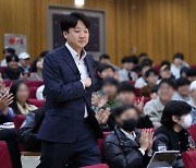 연단 향하는 이준석 국민의힘 전 대표