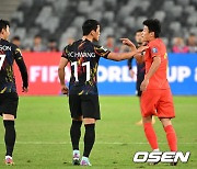 ‘흥민이 형한테서 떨어져’ 거친 ‘소림축구’에 대표팀 보디가드로 나선 황희찬 [이대선의 모멘트]