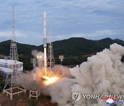 북, 군사정찰위성 기습 발사···2차발사 실패 89일만에 다시 쐈다