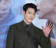 김우빈, 스윗한 손 인사 [SE★포토]