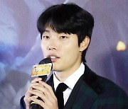 '외계+인' 2부 류준열 "김우빈, 형 같은 동생..현장서 중심 역할"