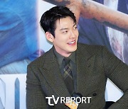 [T포토] 김우빈 'CG 비주얼 얘기에 미소'