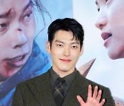 [T포토] 김우빈 '댄디한 손인사'