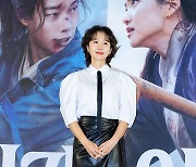 [T포토] 염정아 '블랙+화이트로 깔끔하게'