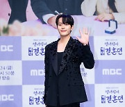 [T포토] 유선호 '댄디한 손인사'