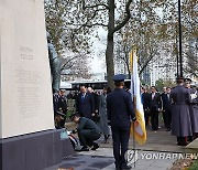 한국전 참전 기념비에 헌화하는 윤석열 대통령 내외