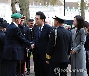 영국군 한국전 참전용사와 인사나누는 윤석열 대통령 내외