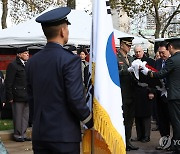 윤석열 대통령 내외, 영국군 한국전 참전 기념비에 헌화