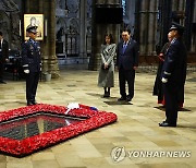 무명 용사의 묘 참배하는 윤석열 대통령 내외