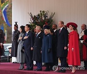 공식환영식 국민의례하는 윤석열 대통령 내외