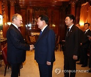 영국 자민당 대표 만난 윤석열 대통령