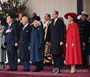 "韓 대통령에 레드카펫, 태극색 옷"…英언론 버킹엄궁 행사 주목