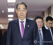 북, 군사정찰위성 발사 뒤 열린 국무회의 입장하는 한덕수 총리