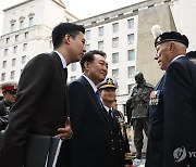 영국군 한국전 참전용사와 인사나누는 윤석열 대통령