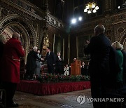 연설 마치고 영국 상원의장과 악수하는 윤석열 대통령