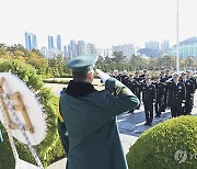 미 항공모함 장병들 유엔기념공원에서 경례