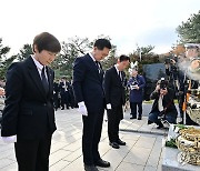 김영삼 전 대통령 묘소에 참배하는 김기현 대표