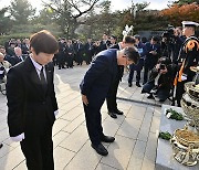 참배하는 김덕룡 김영삼민주센터 이사장