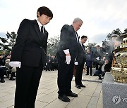 참배하는 인요한 혁신위원장