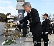 분향하는 손학규 상임고문