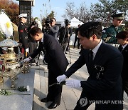 헌화하는 김현철 이사장과 김인규 씨