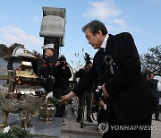 헌화하는 김무성 민주화추진협의회 공동회장