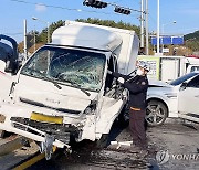 비보호 좌회전 SUV, 화물차 들이받아…운전자 2명 경상