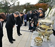 참배하는 김무성 공동회장