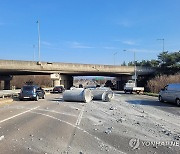 달리던 화물차서 콘크리트 구조물 '와르르'