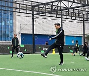 어린이 축구교실 참관한 이주호 부총리