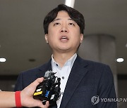 취재진 질문에 답하는 이준석 전 대표