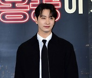 [TEN포토]황찬성 '강윤성 감독님 좋아요'