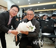 [Ms포토] 신임 KPGA 김원섭 회장이 최병호 퍼스트 티 사무국장 축하 꽃다발 전달