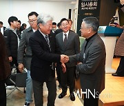 [Ms포토] 신임 KPGA 김원섭 회장 '문홍식 선거관리 위원장의 축하~'