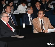 대화하는 이창용 총재와 국제결제은행 사무총장